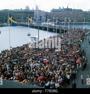 Die Menschenmassen bewegen sich um die Hochzeit von König Carl Gustaf und seiner zukünftigen Frau Silvia zu sehen, Stockholm 19.6.1976. Die Massen bewegen sich die Hochzeit von König Carl Gustaf und seine zukünftige Frau Silvia, Stockholm 19.06.1976 zu sehen. Stockfoto