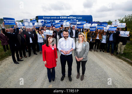 SDLP Führer Colum Eastwood (Mitte) mit seiner Frau Rachael Parkes (rechts), parteikollegen Nichola Mallon (links) und Unterstützer helfen, sein Angebot zu einem der drei Nordirischen Sitze im Europäischen Parlament Wahlen vom 23. Mai starten. Stockfoto