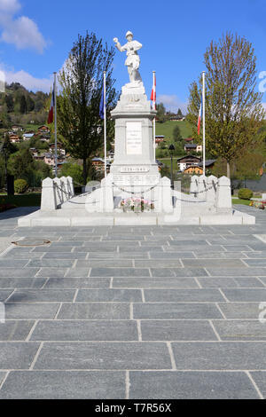 Monument Aux Morts. Saint-Gervais-les-Bains. Memorial. Soldat. Saint-Gervais-les-Bains. Die französischen Alpen. Stockfoto