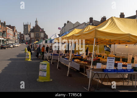 Marlborough, Wiltshire, England, März, 30, 2019: Der traditionelle Markt am Samstag in der historischen Altstadt von Marlborough, England, die nächstgelegenen Stall verkauft Käse Stockfoto