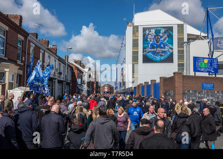 Everton, Liverpool, UK, April, 17, 2016: Menschenmassen Unterstützer sammeln bei Everton Football Club für ein Premier League Spiel gegen Southampton, Fahnen und Schals in den Farben Everton gesehen werden kann, gegen einen strahlend blauen Himmel Stockfoto