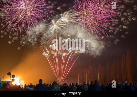 Eine öffentliche Feuerwerk in der Feier von bonfire Nacht in Retford, Nottinghamshire, UK, von der Rückseite der Masse genommen Stockfoto