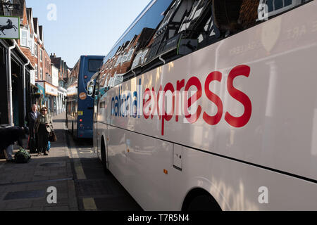 Marlborough, Wiltshire, England, März, 30, 2019: Der National Express Bus Service zieht in den Anschlag in Marlborough, UK abzuholen und Sie laden die Passagiere Stockfoto