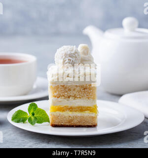 Coconut geschichtet, raffaello Kuchen auf weiße Platte. Grauer Hintergrund. Close Up. Stockfoto