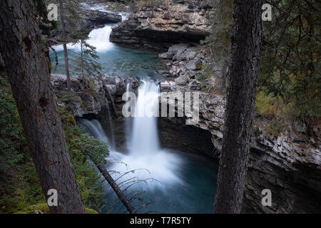 Wasserfall entlang der Johnson Canyon Versuch im Banff National Park, Kanada, auf einer langen Belichtungszeit aus dem Wasser zu glätten und einen milchigen Effekt geben Stockfoto