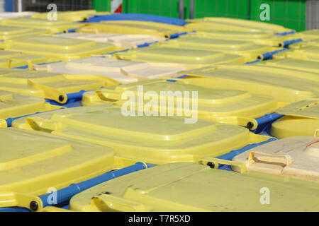 Gelbe und blaue Tonnen, Recycling Bins, Deckel Stockfoto