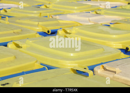 Gelbe und blaue Tonnen, Recycling Bins, Deckel Stockfoto