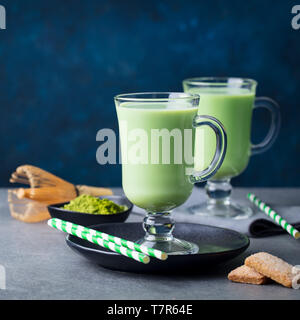 Matcha grüner Tee latte und bambusbesen. Grauen und blauen Hintergrund. Kopieren Sie Platz. Stockfoto