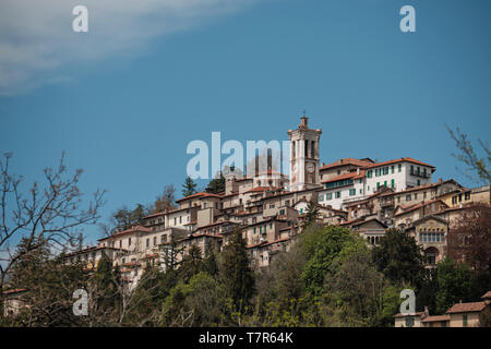 Blick auf das alte Dorf auf dem Weg der historischen Pilgerweg zum heiligen Berg oder Sacro Monte di Varese, Italien - Lombardei Stockfoto