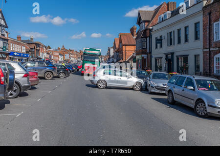 Marlborough, Wiltshire, UK, März, 24, 2019: Ein fliehendes Auto blockiert die Einbahnstraße in Marlborough Innenstadt auf einem langen sonnigen Sonntag Nachmittag Stockfoto