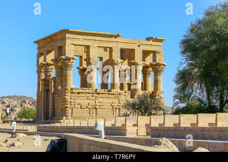 Von Trajan Kiosk im Philae Tempel, ein ägyptischer Tempel Komplex auf der Insel Agilkia im Behälter des Assuan niedrige Dam, Lake Nasser, Ägypten Stockfoto