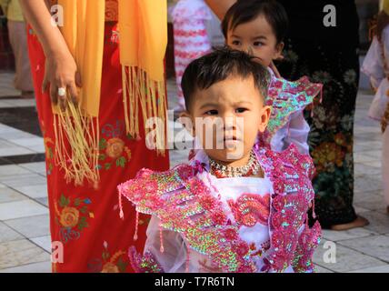 MANDALAY, MYANMAR - Dezember 18. 2015: Novitiation Zeremonie (Shinbyu) für junge Buddhistische junge Maha Muni Pagode Stockfoto