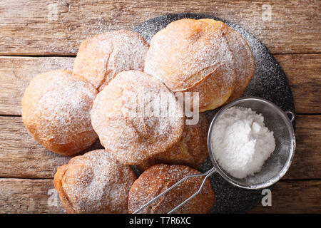 Bunuelos (Mexikanische Krapfen) Golden, knackig-Süße, Tortilla - wie Krapfen sind bestreut mit Zucker Nahaufnahme auf dem Tisch. horizontal oben Blick von abov Stockfoto