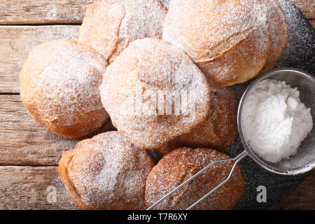 Bunuelos mexikanischen Krapfen bestreut mit Puderzucker close-up auf dem Tisch. horizontal oben Ansicht von oben Stockfoto