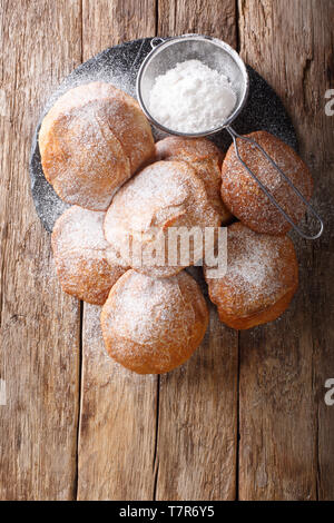 Pupular Street Food Bunuelos bestreut mit Puderzucker close-up auf dem Tisch. horizontal oben Ansicht von oben Stockfoto