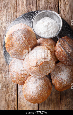 Bunuelos (Mexikanische Krapfen) Golden, knackig-Süße, Tortilla - wie Krapfen sind bestreut mit Zucker Nahaufnahme auf dem Tisch. Vertikal oben Ansicht von oben Stockfoto