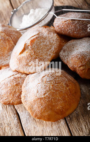 Bunuelos (Mexikanische Krapfen) Golden, knackig-Süße, Tortilla - wie Krapfen sind bestreut mit Zucker Nahaufnahme auf dem Tisch. Vertikale Stockfoto