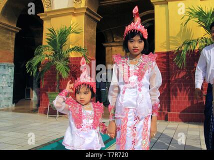 MANDALAY, MYANMAR - Dezember 18. 2015: Novitiation Zeremonie (Shinbyu) für junge Buddhistische junge Maha Muni Pagode Stockfoto