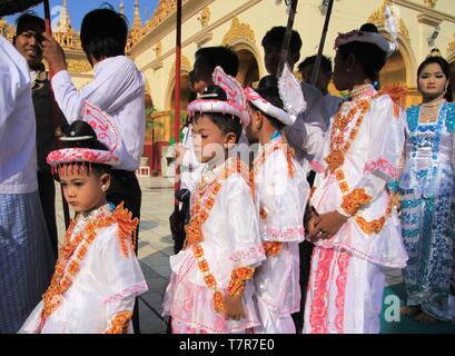 MANDALAY, MYANMAR - Dezember 18. 2015: Novitiation (Noviziat) Zeremonie (Shinbyu) für junge Buddhistische junge Maha Muni Pagode Stockfoto