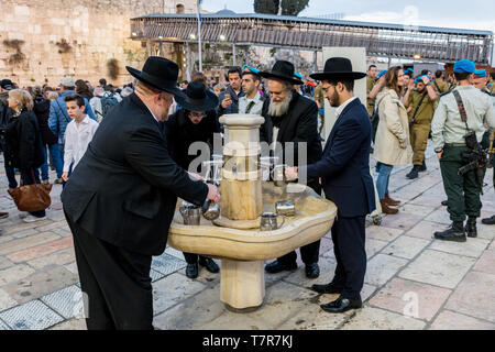 Krane mit Wasser und spezielle Ritual Cups zum Waschen der Hände neben der Klagemauer in Jerusalem. Israel. Leute ihre Hände waschen Stockfoto