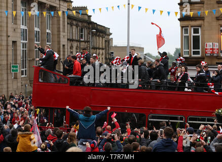 Barnsley Spieler feiern auf einem offenen Bus während der Parade in Barnsley Stadtzentrum. Stockfoto