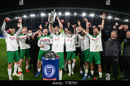 Bognor heben Sie die Trophäe, nachdem er das Sussex Senior Challenge Cup Finale zwischen Bognor Regis Stadt und Burgess Hill Stadt an der Amex Stadion. Foto: Simon Dack Stockfoto