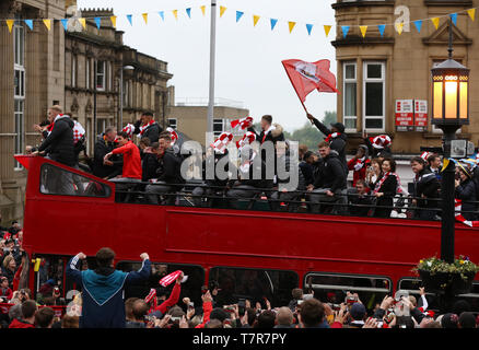 Barnsley Spieler feiern auf einem offenen Bus während der Parade in Barnsley Stadtzentrum. Stockfoto