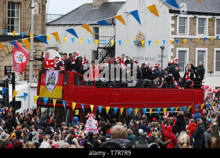 Barnsley Spieler feiern auf einem offenen Bus während der Parade in Barnsley Stadtzentrum. Stockfoto