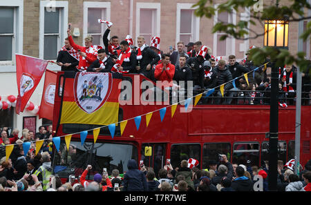 Barnsley Spieler feiern auf einem offenen Bus während der Parade in Barnsley Stadtzentrum. Stockfoto