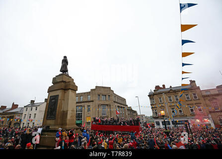 Barnsley Spieler feiern auf einem offenen Bus während der Parade in Barnsley Stadtzentrum. Stockfoto