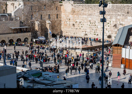 Jerusalem, Israel, 27-März-2019: Menschen gehen und beten an der Klagemauer: Dies ist das Allerheiligste Israel Stockfoto