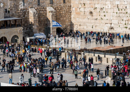 Jerusalem, Israel, 27-März-2019: Menschen gehen und beten an der Klagemauer: Dies ist das Allerheiligste Israel Stockfoto