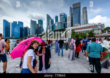 Touristen Fotos von Merlion Statue und die Skyline von Singapur, Singapur, Südostasien Stockfoto