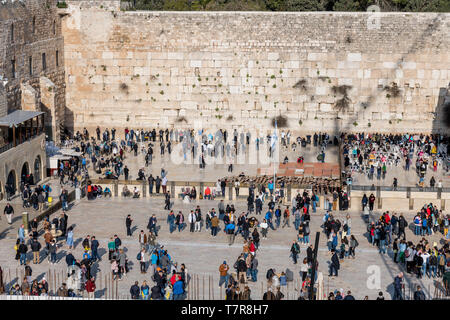 Jerusalem, Israel, 27-März-2019: Menschen gehen und beten an der Klagemauer: Dies ist das Allerheiligste Israel Stockfoto