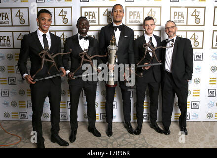 Liverpools Andrew Robertson Mitte Stellt Mit Seiner Pfa Team Des Jahres Mit Der Familie Brian Robertson Links Pauline Robertson Und Freundin Rachel Roberts Rechts Wahrend Der 2019 Pfa Auszeichnungen Im Grosvenor House Hotel