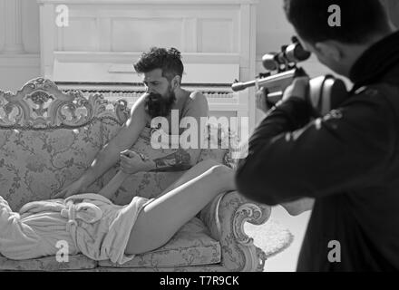 Szene der Gewalt mit einer Feuerwaffe zwischen Mann und Frau Stockfoto