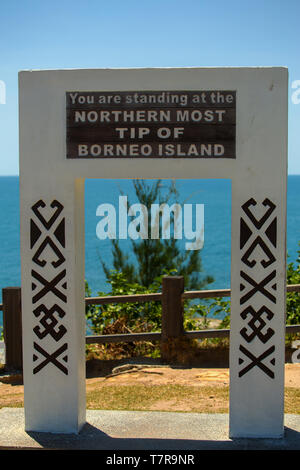 Ein Schild mit der Aufschrift "Sie stehen an der nördlichen Spitze der Insel Borneo' an Simpang Menggayau in der Nähe von kudat Sabah Malaysia Stockfoto