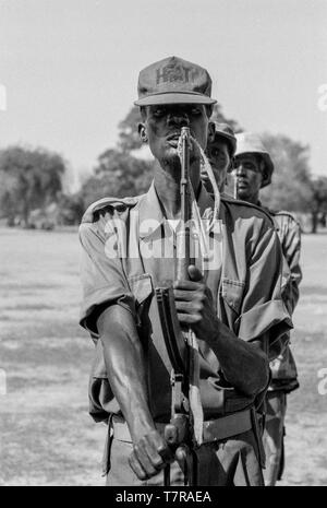 In einer kleinen Stadt Malual kon im Süden des Sudan, der SPLA (Sudanesische Volksbefreiungsarmee) nimmt Teil an einer Rallye die Akzeptanz des Friedensabkommens durch Festlegung ihre Arme zu demonstrieren. Stockfoto