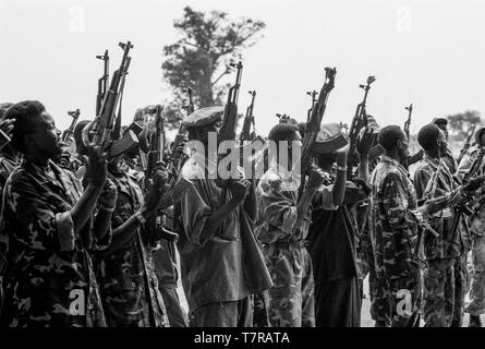 In einer kleinen Stadt Malual kon im Süden des Sudan, der SPLA (Sudanesische Volksbefreiungsarmee) nimmt Teil an einer Rallye die Akzeptanz des Friedensabkommens durch Festlegung ihre Arme zu demonstrieren. Stockfoto