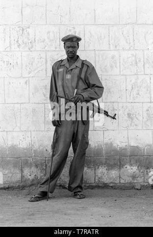 In einer kleinen Stadt Malual kon im Süden des Sudan, der SPLA (Sudanesische Volksbefreiungsarmee) nimmt Teil an einer Rallye die Akzeptanz des Friedensabkommens durch Festlegung ihre Arme zu demonstrieren. Stockfoto