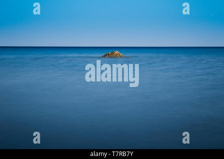 Schönes, einfaches Meer lange Belichtung, zentrale Komposition, abstaract Bild Stockfoto