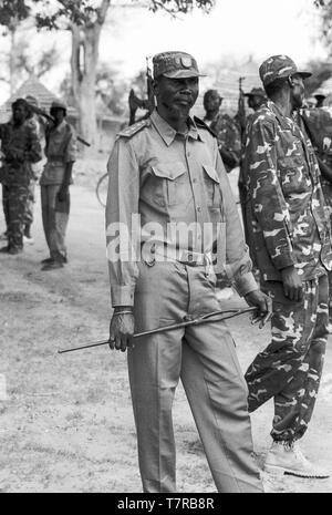 In einer kleinen Stadt Malual kon im Süden des Sudan, der SPLA (Sudanesische Volksbefreiungsarmee) nimmt Teil an einer Rallye die Akzeptanz des Friedensabkommens durch Festlegung ihre Arme zu demonstrieren. Stockfoto