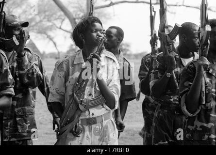 In einer kleinen Stadt Malual kon im Süden des Sudan, der SPLA (Sudanesische Volksbefreiungsarmee) nimmt Teil an einer Rallye die Akzeptanz des Friedensabkommens durch Festlegung ihre Arme zu demonstrieren. Stockfoto