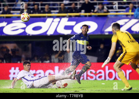 Buenos Aires, Argentinien - 04 April, 2019: Carlos Tevez Schnitt wird durch die Godoy Cruz Verteidigung in der gleichen für die Superliga Schale in Buenos Aires, Argentinien Stockfoto