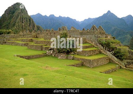 Reste der alten Strukturen in Machu Picchu Inka Zitadelle auf der Bergseite der Region Cusco, archäologische Stätte in Peru Stockfoto