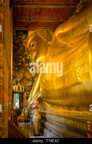 Golden Head und Body von der liegende Buddha im Wat Pho, Bangkok, Thailand Stockfoto
