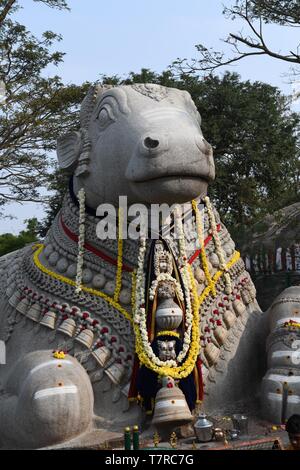 Nandi (Bull) Statue in Chamundi Hills, Mysore, Südindien Stockfoto