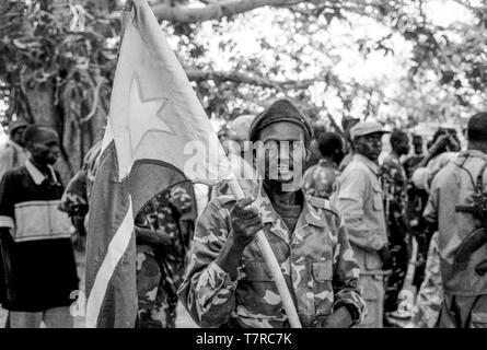 In einer kleinen Stadt Malual kon im Süden des Sudan, der SPLA (Sudanesische Volksbefreiungsarmee) nimmt Teil an einer Rallye die Akzeptanz des Friedensabkommens durch Festlegung ihre Arme zu demonstrieren. Stockfoto