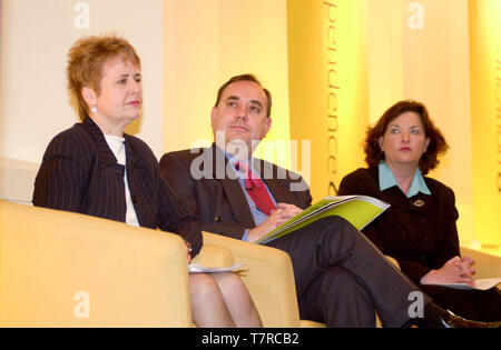 Roseanna Cunningham, der stellvertretende Vorsitzende, Alex Salmond und Fiona Hyslop zusehen, wie SNP-Chef John Swinney startet die Parteien Manifest an Dynamic Earth, Edinburgh, heute (Freitag, 18/5/01). Stockfoto