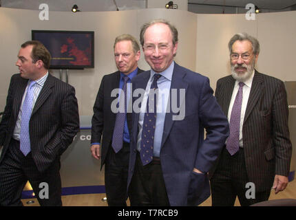 Der ehemalige Außenminister und konservativen Kandidaten in der Edinburgh Pentlands Sitz, Malcolm Rifkind dargestellt an der Schottischen Konservativen Parteien morgen Pressekonferenz heute in Edinburgh Headquarters (Mittwoch, 6/5/01). Mit dem Schatten Außenminister Francis Maude, zweite Straße links. Stockfoto